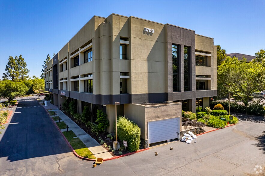 5700 Stoneridge Mall Rd, Pleasanton, CA à louer - Photo du bâtiment - Image 2 de 4