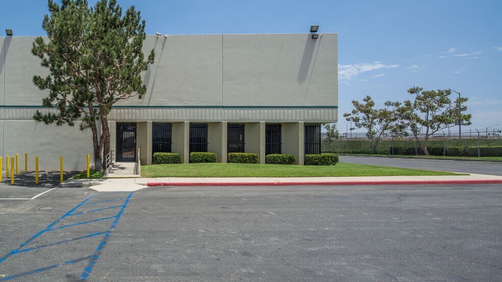 801 W Artesia Blvd, Compton, CA à louer - Photo du bâtiment - Image 2 de 5