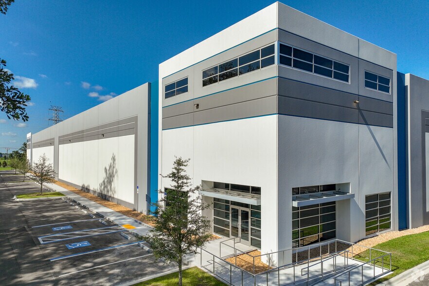 7918 Harney Rd, Tampa, FL à louer - Photo du bâtiment - Image 3 de 5