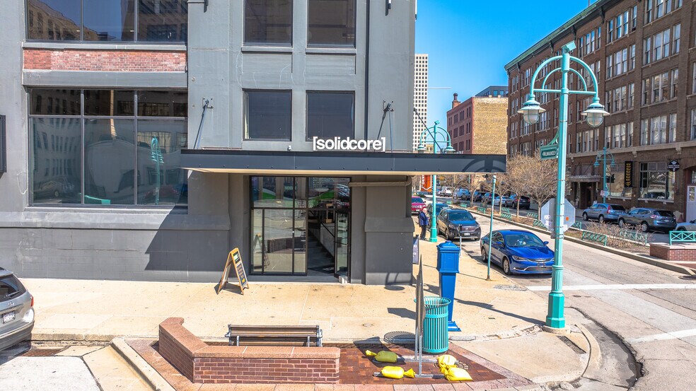 320 E Buffalo St, Milwaukee, WI à louer - Photo du bâtiment - Image 3 de 17