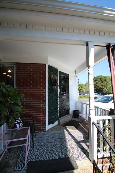 143 Chenoweth Ln, Louisville, KY à louer - Photo du bâtiment - Image 3 de 39