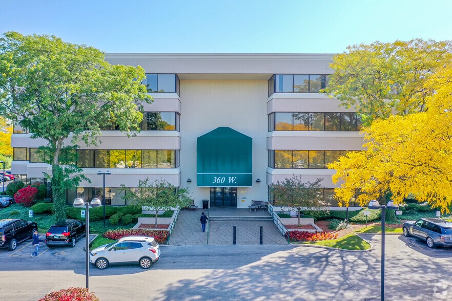 360 W Butterfield Rd, Elmhurst, IL à louer - Photo du bâtiment - Image 2 de 12