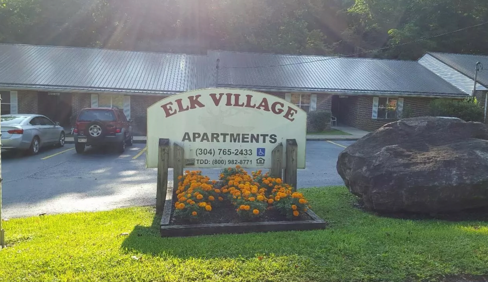 185 Elk Village Dr, Elkview, WV à vendre - Photo principale - Image 1 de 1