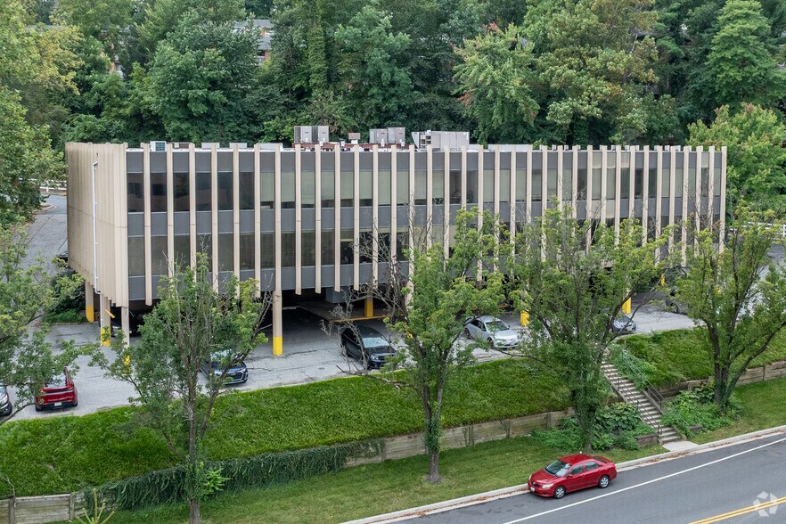 1107 Kenilworth Dr, Towson, MD à louer - Photo du bâtiment - Image 2 de 4
