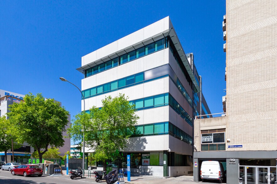 Calle Avenida Institución Libre de Enseñanza, 37, Madrid, Madrid for lease - Building Photo - Image 2 of 2