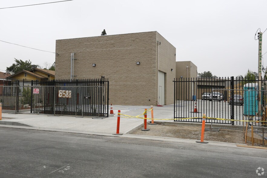 8588 Telfair Ave, Sun Valley, CA à louer - Photo du bâtiment - Image 3 de 13