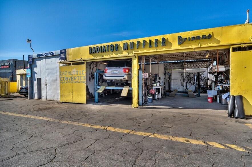 10741 San Fernando Rd, Pacoima, CA à vendre - Photo du bâtiment - Image 3 de 15