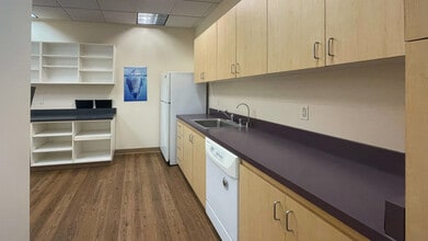 4-98 E 4th Ave, San Mateo, CA à louer Photo du bâtiment- Image 2 de 8