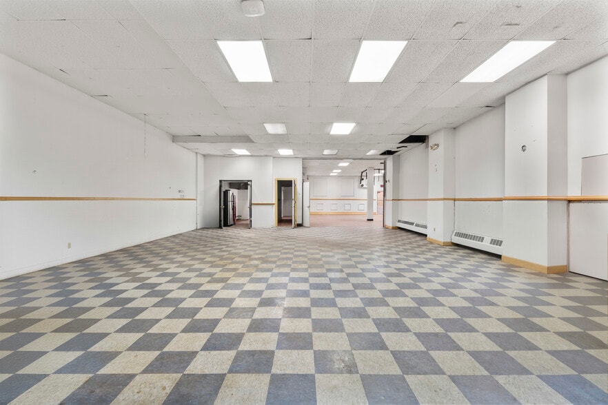 859-867 E Main St, Bridgeport, CT for lease - Interior Photo - Image 2 of 10