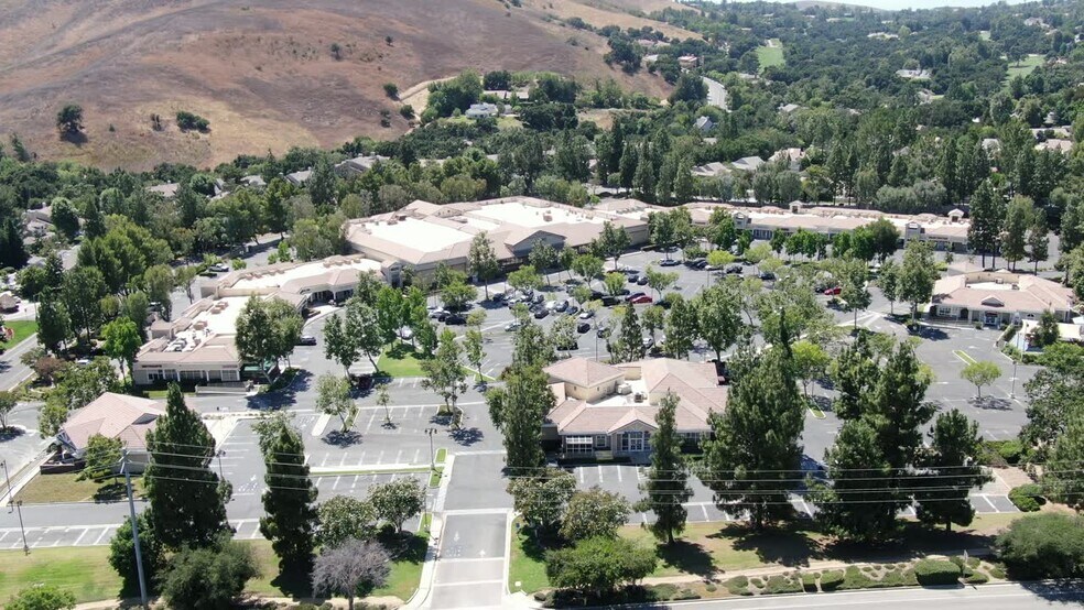 1125-1165 Lindero Canyon Rd, Westlake Village, CA à louer - Vidéo sur l’inscription commerciale - Image 2 de 22