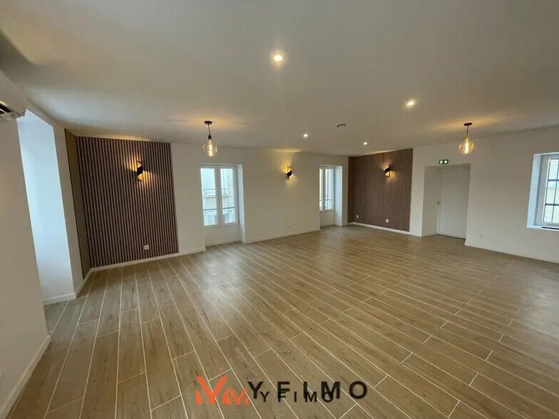 Retail in Épône for lease - Interior Photo - Image 2 of 7