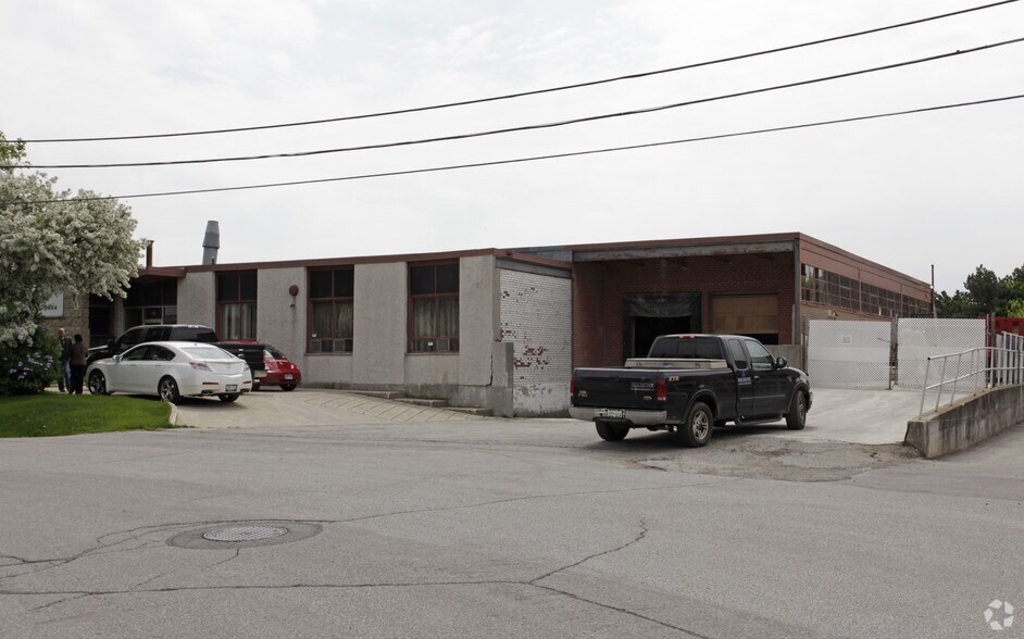 26 Airview Rd, Toronto, ON à vendre - Photo du bâtiment - Image 2 de 2