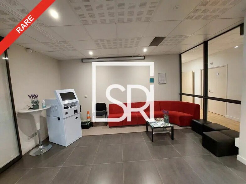 Office in Clermont-Ferrand for sale - Lobby - Image 2 of 12