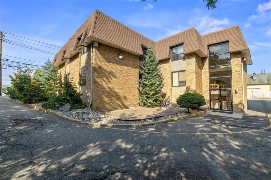 24 Wyckoff Ave, Waldwick, NJ for lease - Building Photo - Image 3 of 21