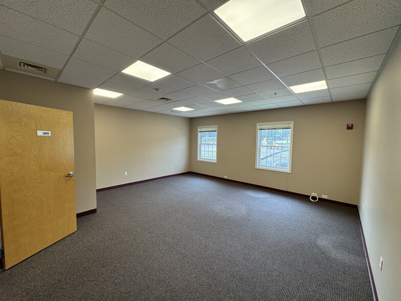255 Route 80, Killingworth, CT for lease - Interior Photo - Image 2 of 25