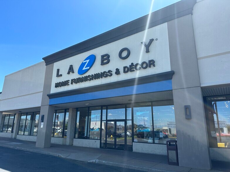 1000 Hylan Dr, Henrietta, NY à louer - Photo du bâtiment - Image 2 de 5