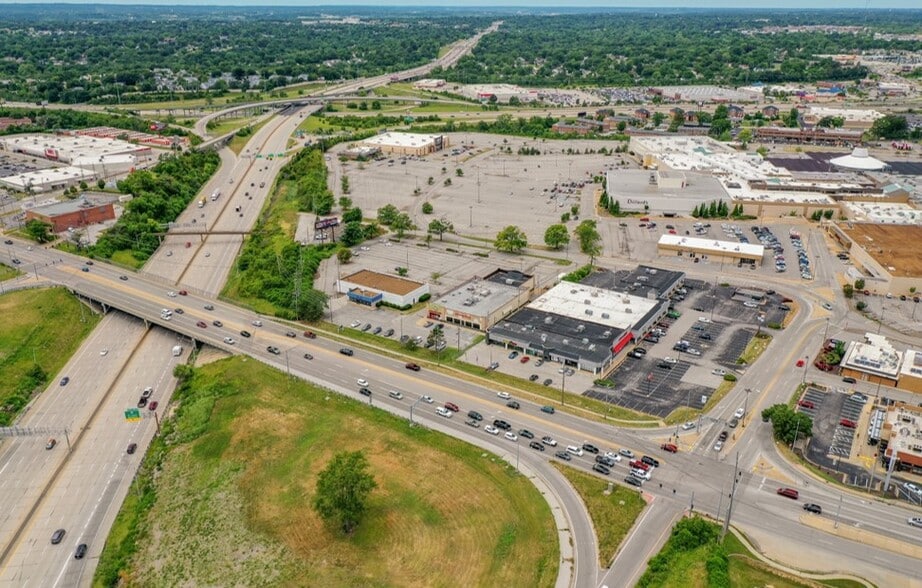 122-144 S County Center Way, Saint Louis, MO for lease - Building Photo - Image 2 of 4