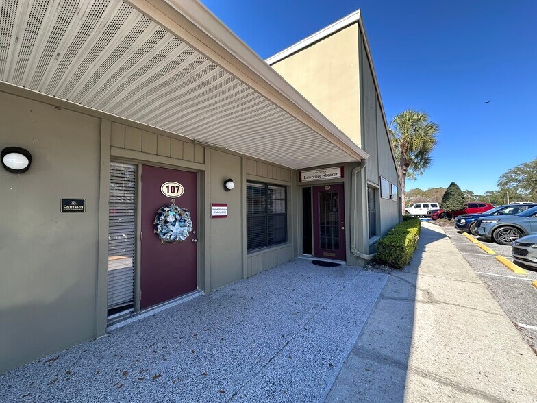 2000 E Edgewood Dr, Lakeland, FL à louer - Photo du bâtiment - Image 3 de 15