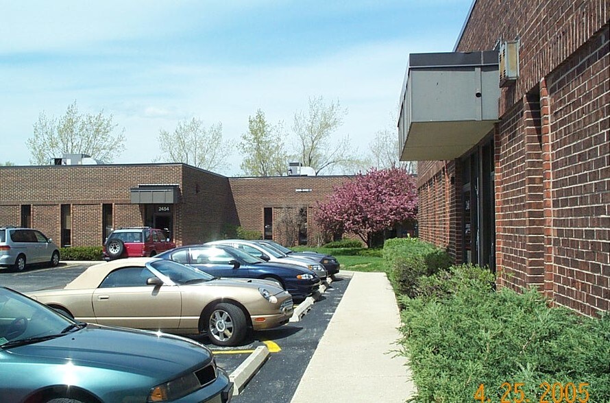 2448-2490 E Oakton St, Arlington Heights, IL à louer - Photo du bâtiment - Image 3 de 6