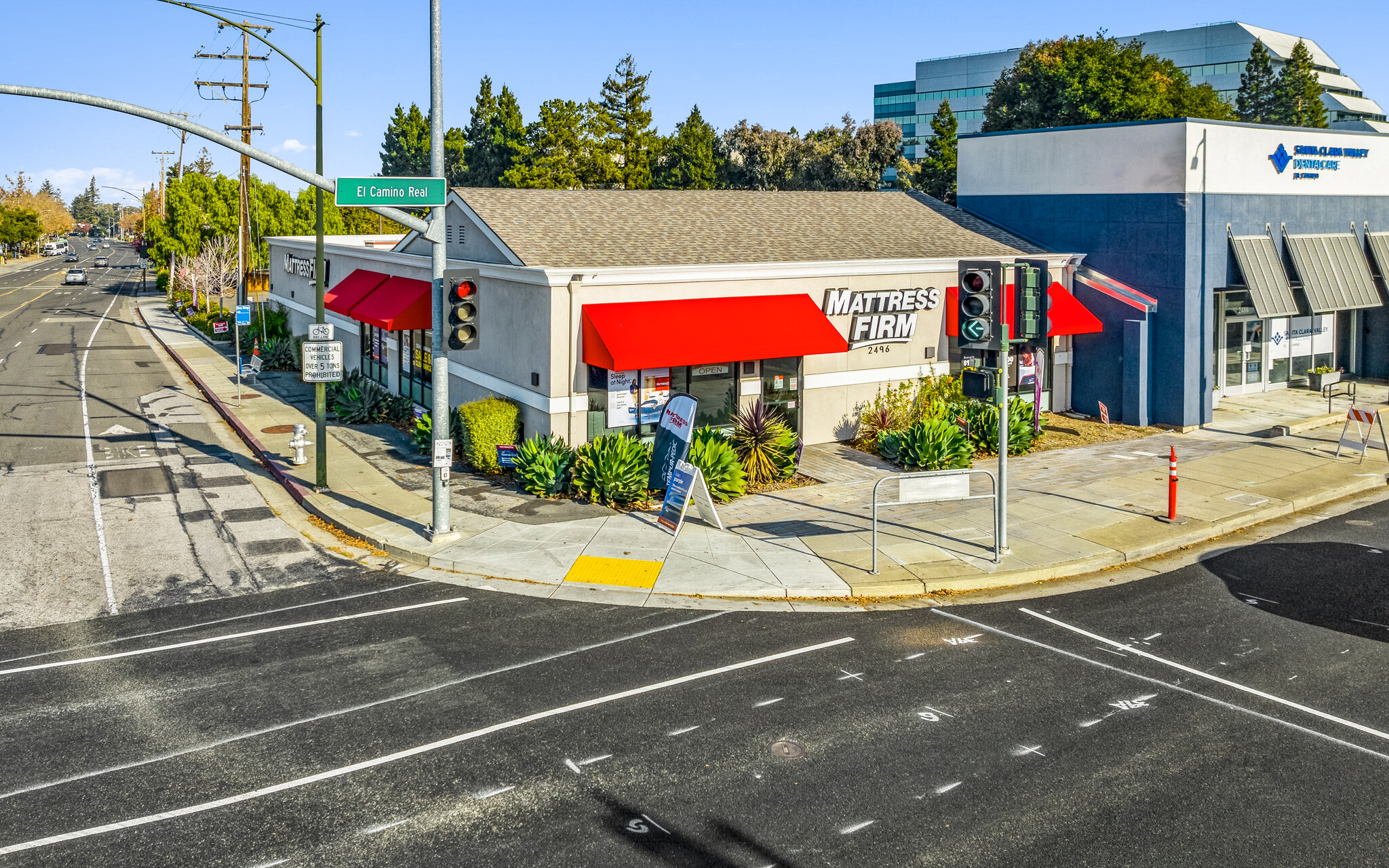 2490-2496 W El Camino Real, Mountain View, CA à vendre Photo du bâtiment- Image 1 de 30