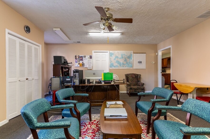 2440 Sandy Plains Rd, Marietta, GA for lease - Interior Photo - Image 3 of 4