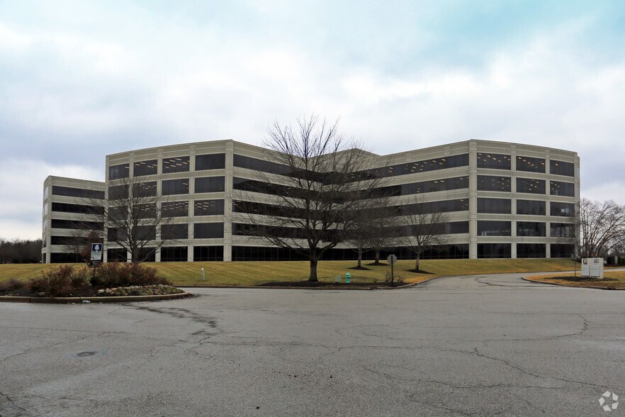 8425 Woodfield Crossing Blvd, Indianapolis, IN à louer - Photo du bâtiment - Image 2 de 29