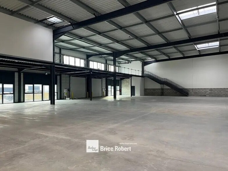 Flex in Saint-Laurent-de-Mure for lease - Interior Photo - Image 3 of 6