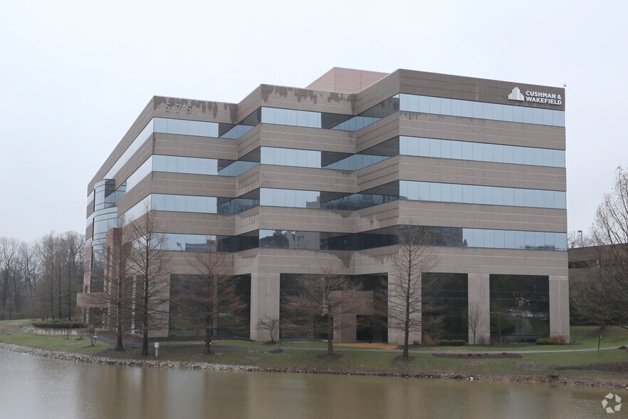 575 Maryville Centre Dr, Saint Louis, MO à louer - Photo du bâtiment - Image 2 de 2