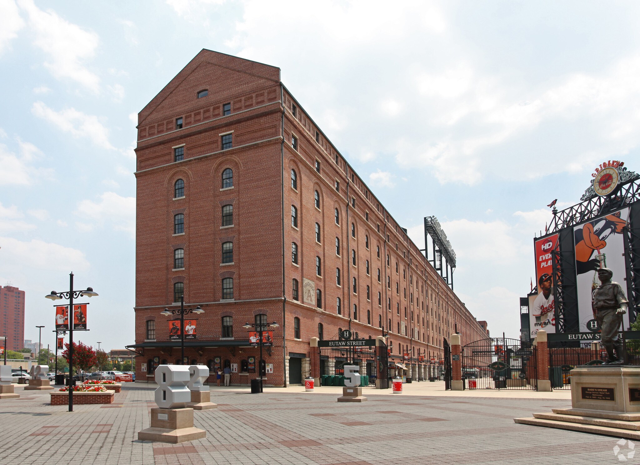 323-351 W Camden St, Baltimore, MD à louer Photo du bâtiment- Image 1 de 17