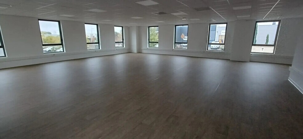 Flex in Montpellier for lease - Interior Photo - Image 3 of 9