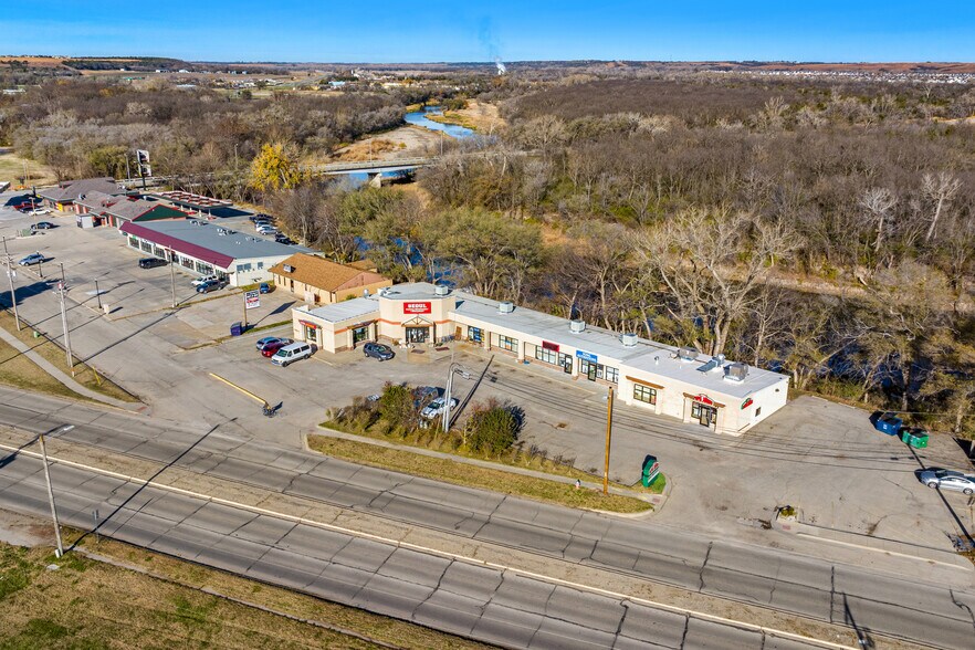 204 E Grant Ave, Junction City, KS à vendre - Photo du bâtiment - Image 3 de 22