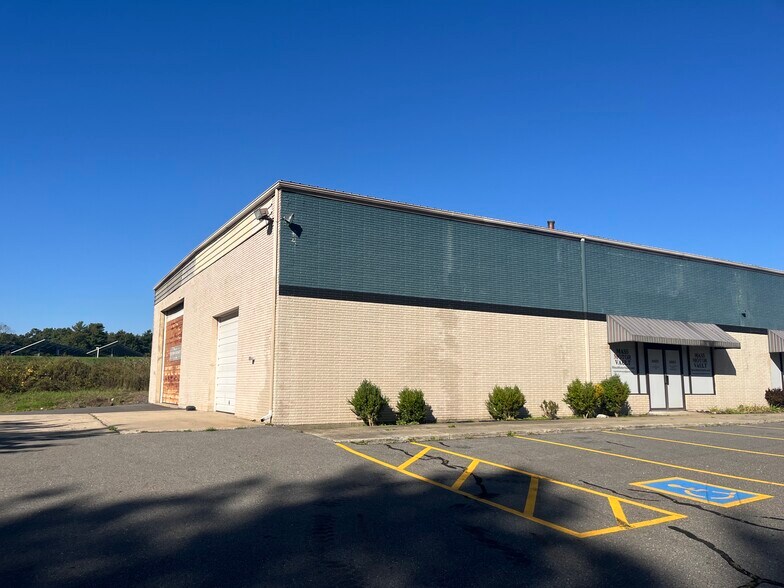 1221 Bedford St, Bridgewater, MA à louer - Photo du bâtiment - Image 1 de 5
