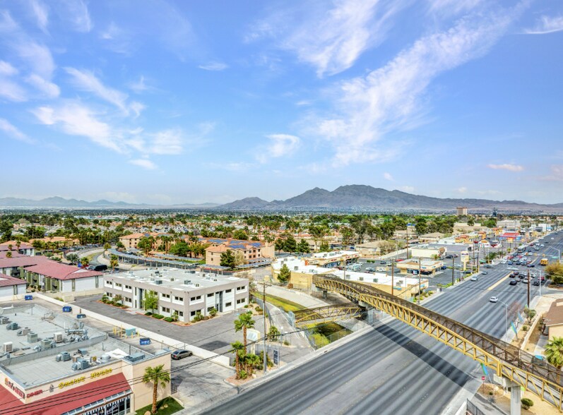 3120 E Desert Inn Rd, Las Vegas, NV à louer - Photo du bâtiment - Image 3 de 11