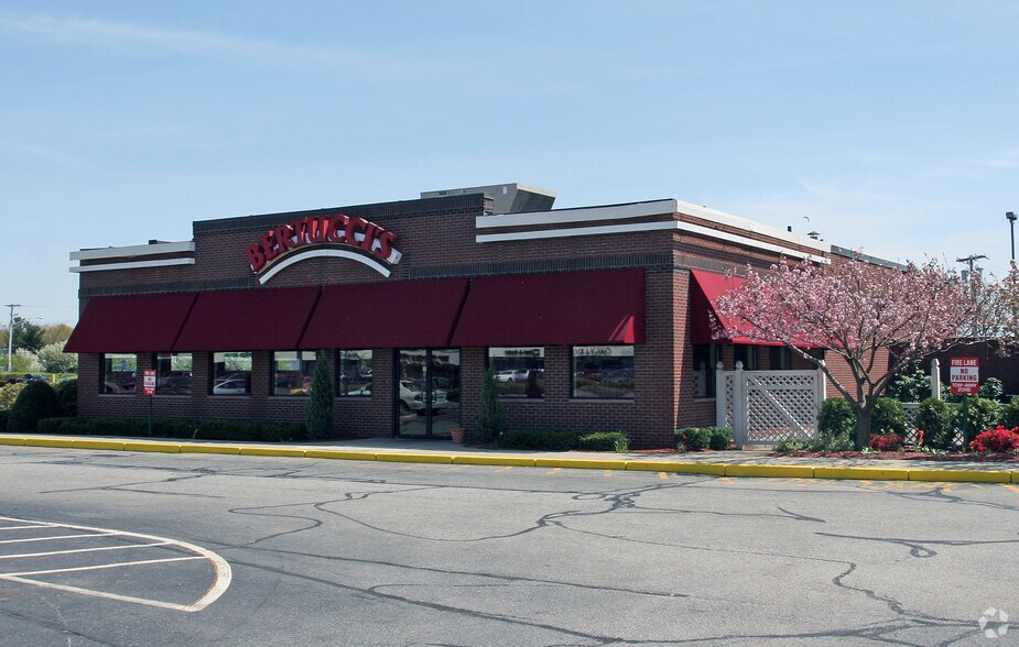 675 Beverage Hill Ave, Pawtucket, RI à louer - Photo du bâtiment - Image 2 de 2