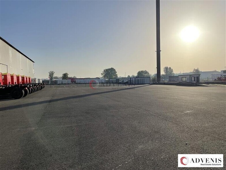 Industrial in Bassens for lease - Building Photo - Image 3 of 8