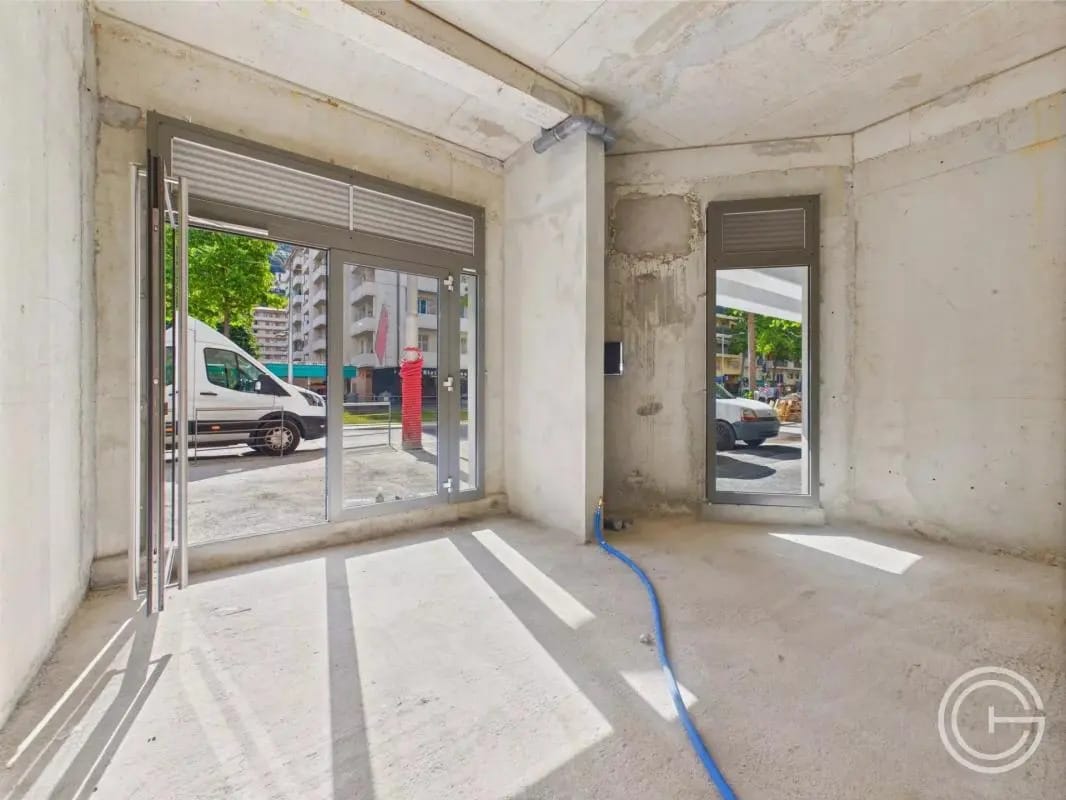 Retail in Nice for lease Interior Photo- Image 1 of 5