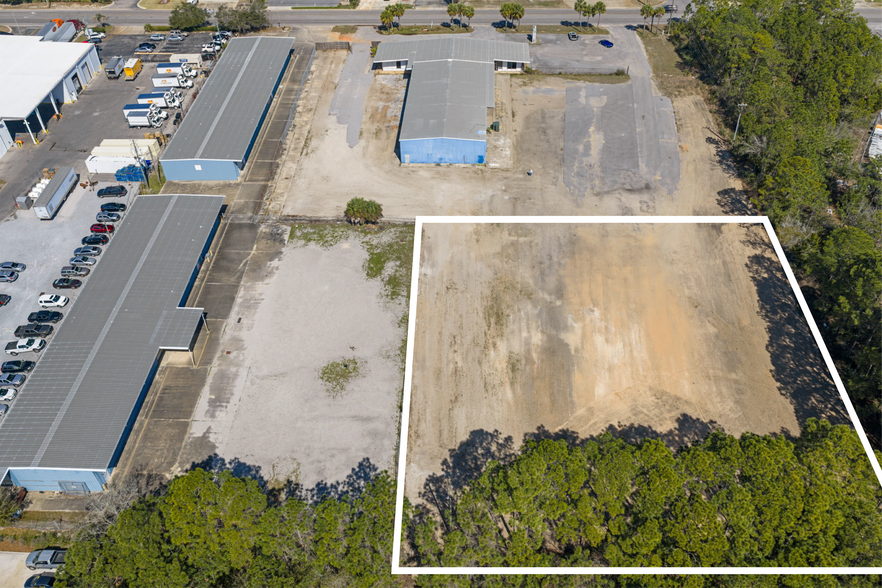 702 Anchors St NW, Fort Walton Beach, FL à louer - Photo du bâtiment - Image 2 de 3