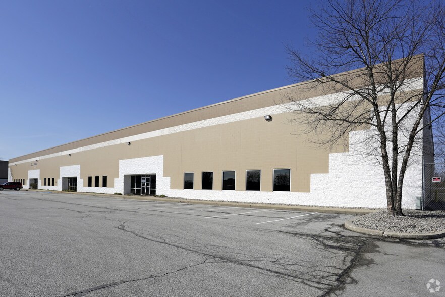 1350 Brookville Way, Indianapolis, IN à louer - Photo du bâtiment - Image 2 de 3