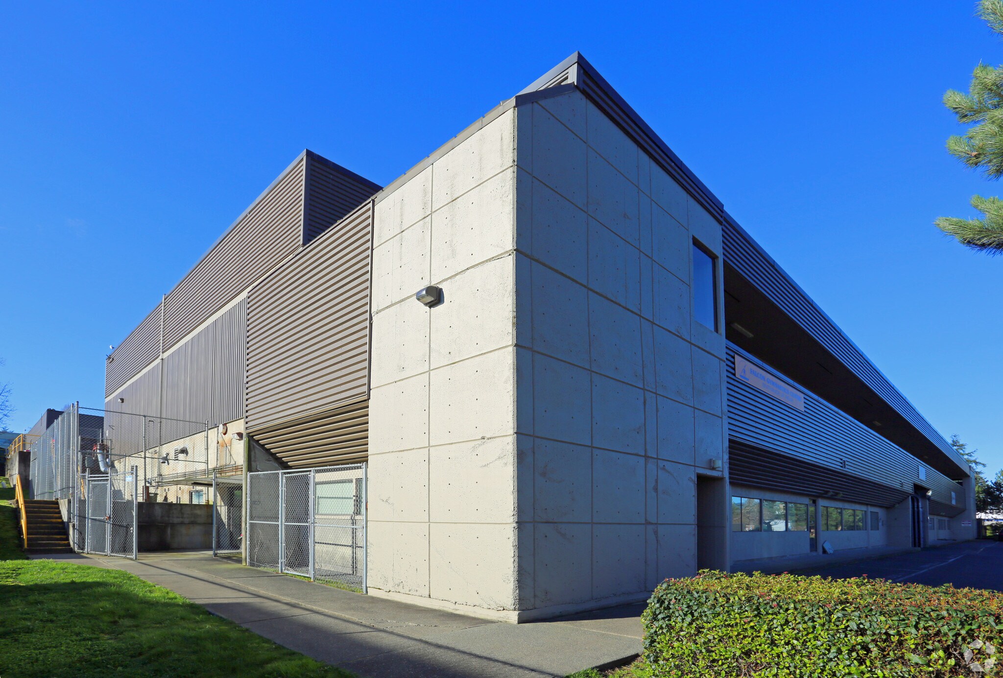 721 Vanalman Ave, Saanich, BC à louer Photo du bâtiment- Image 1 de 5