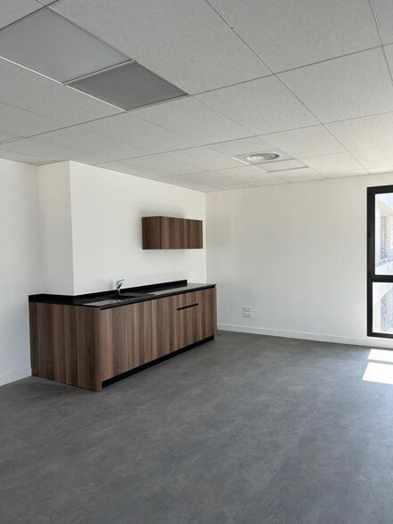 Office in Aubagne for lease - Building Photo - Image 2 of 6