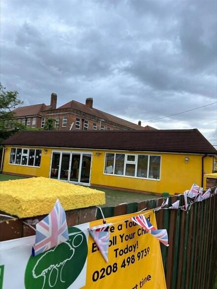 157-159 St. Barnabas Rd, Woodford Green for lease - Building Photo - Image 3 of 13