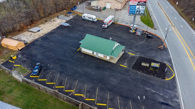Plus de détails pour 702 Industrial Blvd, Latrobe, PA - Commerce de détail à vendre