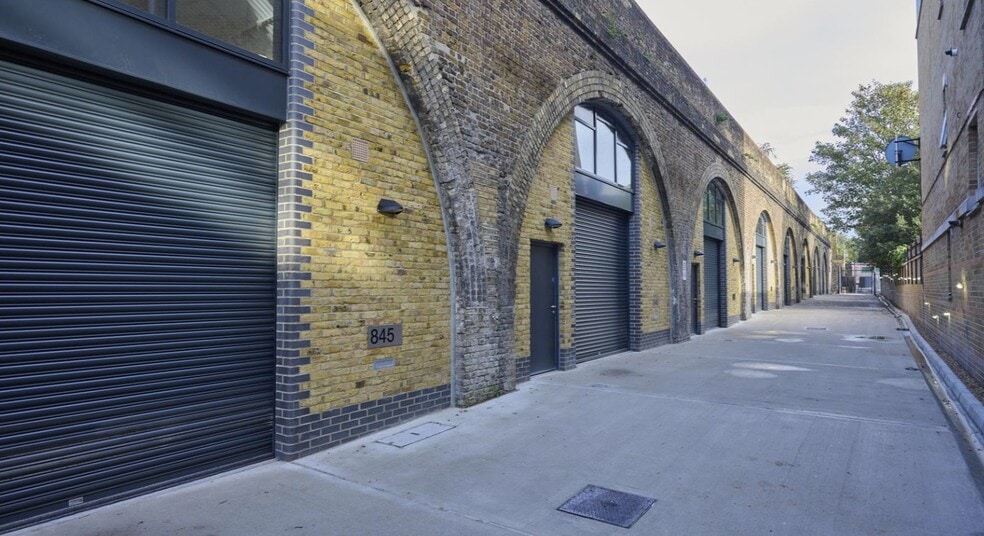 Brayards Rd, London for lease - Primary Photo - Image 1 of 1