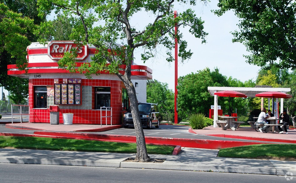 1345 Fresno St, Fresno, CA à vendre - Photo du bâtiment - Image 2 de 4