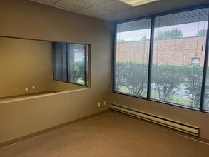 127 Gaither Dr, Mount Laurel, NJ for lease Interior Photo- Image 2 of 8