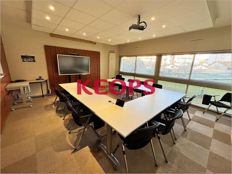 100 Allée De Barcelone, Toulouse for sale - Interior Photo - Image 3 of 7