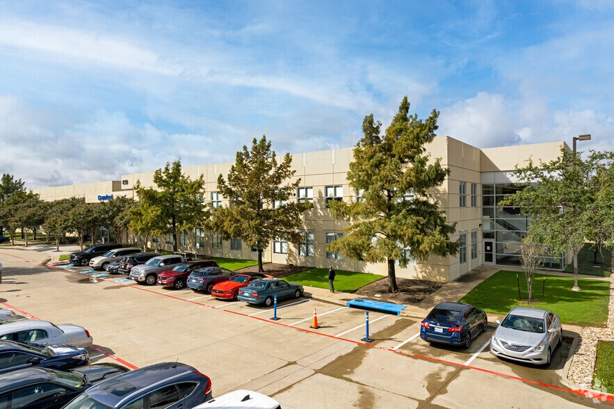830 S Greenville Ave, Allen, TX à louer - Photo du bâtiment - Image 2 de 23