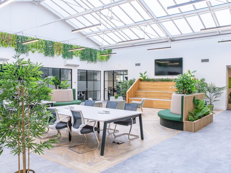 156 Bothwell St, Glasgow for lease - Interior Photo - Image 2 of 8