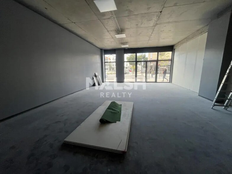 Retail in Saint-Laurent-de-Mure for lease - Interior Photo - Image 3 of 5