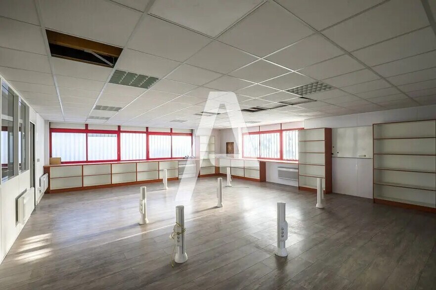 Flex in Collégien for lease - Interior Photo - Image 2 of 5